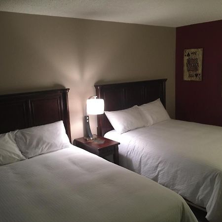 Willow Bunch Jolly Giant Pub & Motel מראה חיצוני תמונה