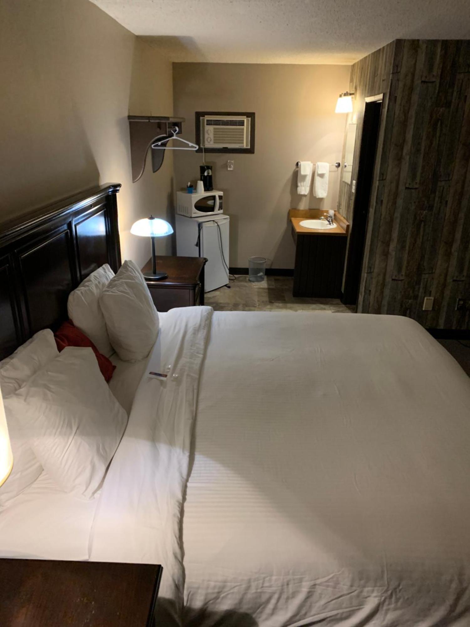 Willow Bunch Jolly Giant Pub & Motel מראה חיצוני תמונה