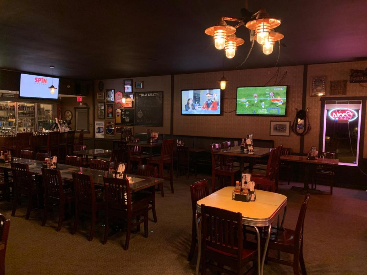 Willow Bunch Jolly Giant Pub & Motel מראה חיצוני תמונה
