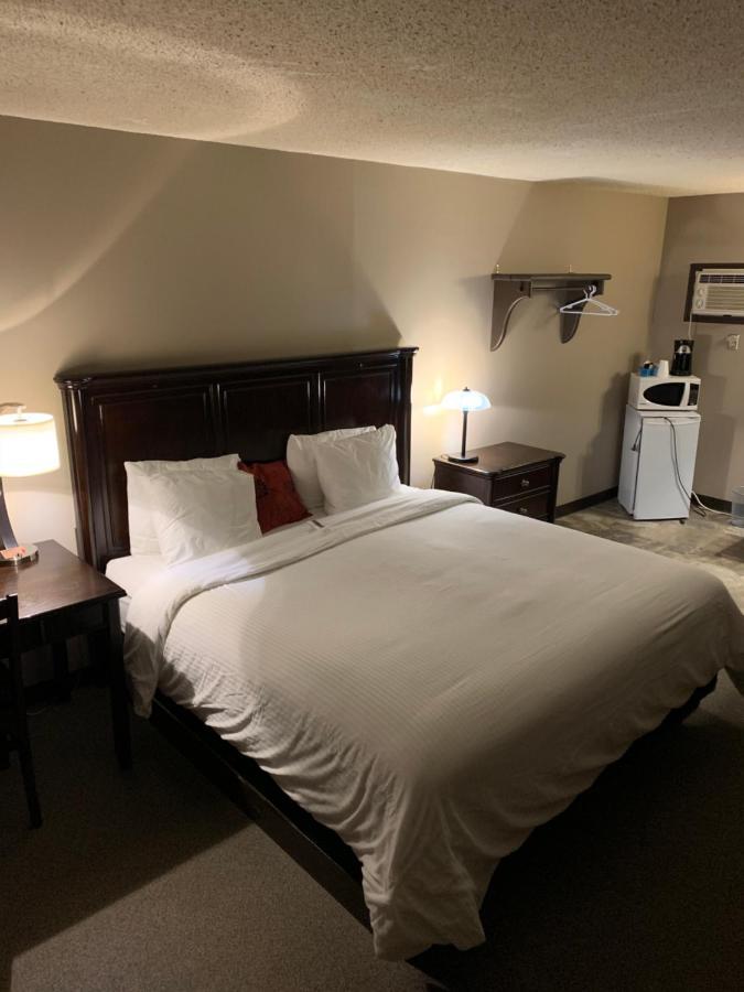 Willow Bunch Jolly Giant Pub & Motel מראה חיצוני תמונה
