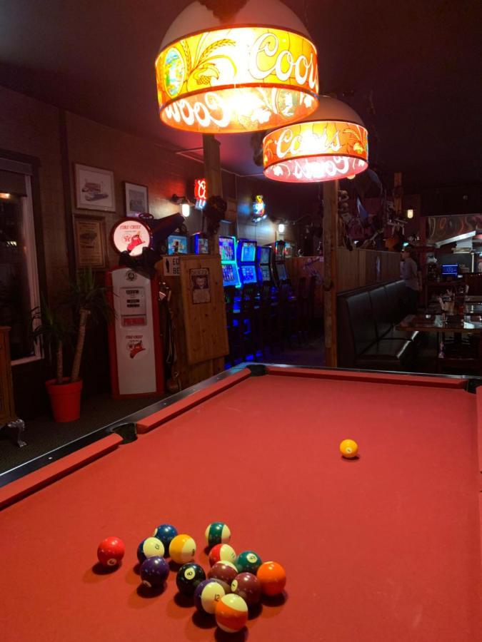 Willow Bunch Jolly Giant Pub & Motel מראה חיצוני תמונה