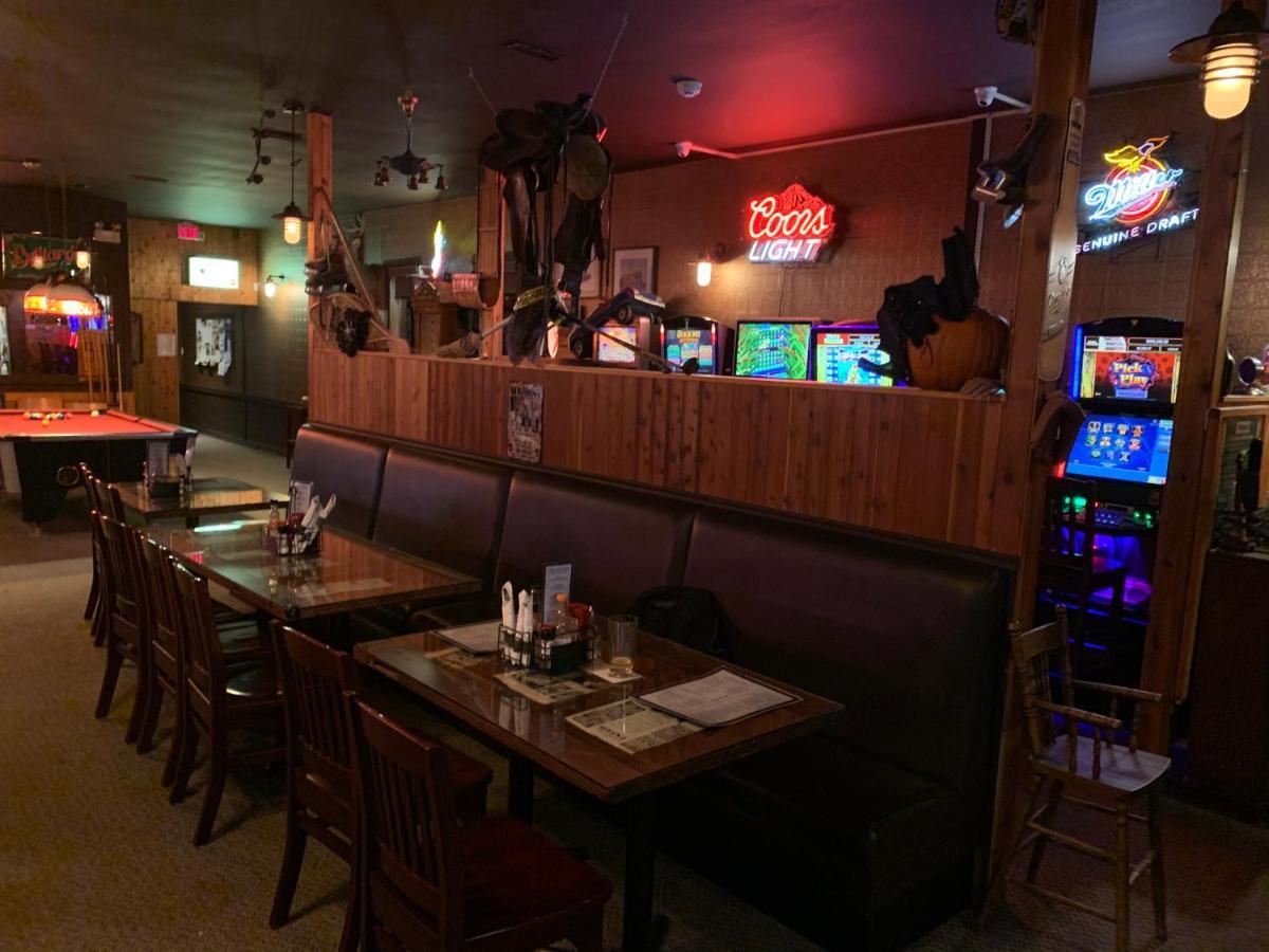 Willow Bunch Jolly Giant Pub & Motel מראה חיצוני תמונה