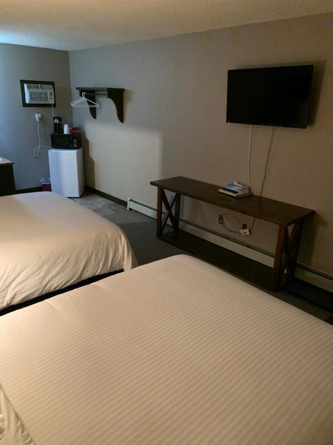 Willow Bunch Jolly Giant Pub & Motel מראה חיצוני תמונה