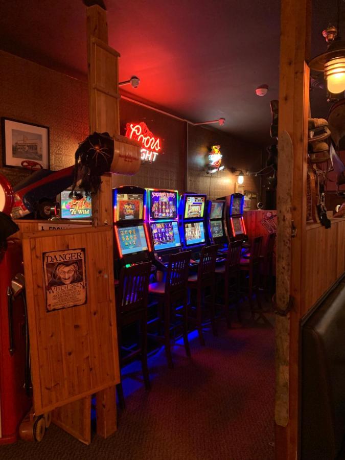 Willow Bunch Jolly Giant Pub & Motel מראה חיצוני תמונה