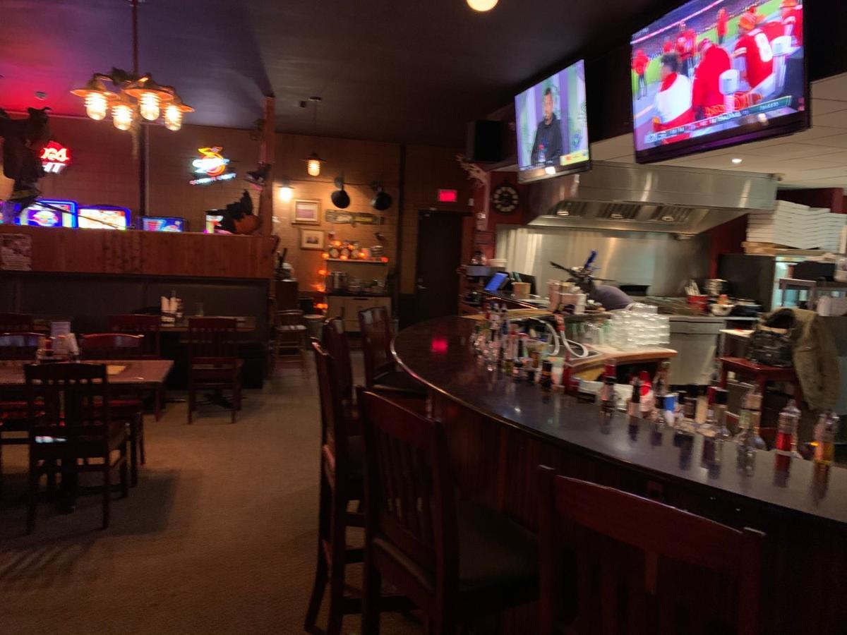 Willow Bunch Jolly Giant Pub & Motel מראה חיצוני תמונה