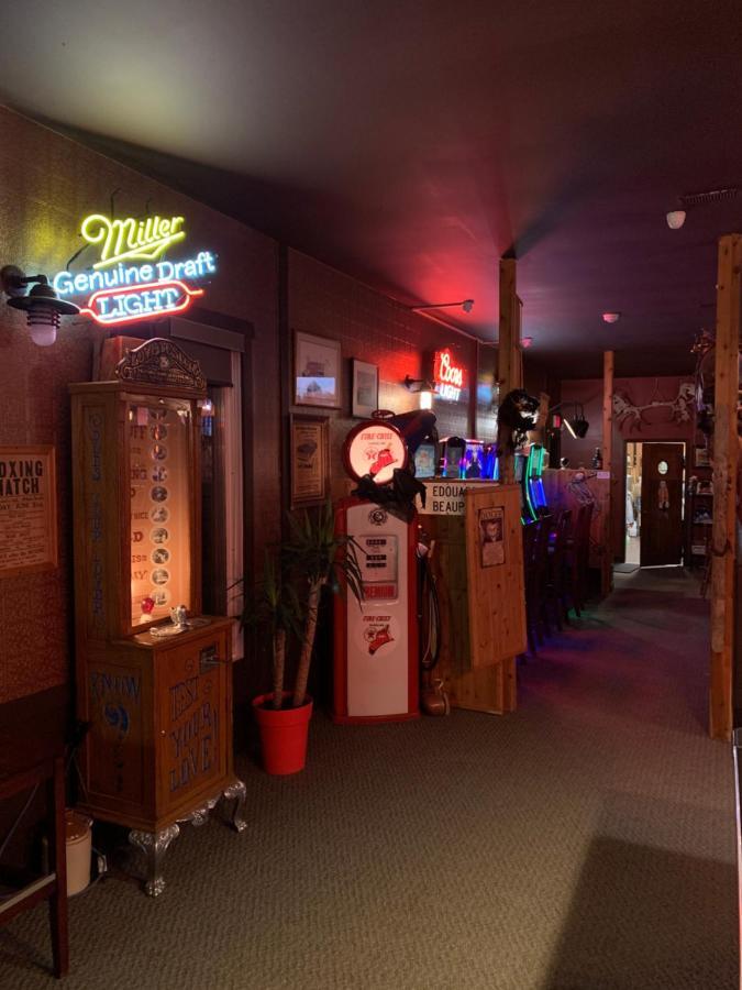 Willow Bunch Jolly Giant Pub & Motel מראה חיצוני תמונה